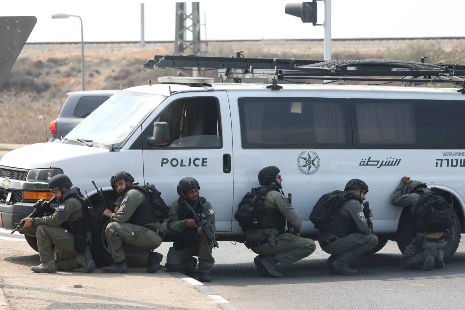 جنود إسرائيليون يحتمون بعد أن أطلق مسلحون فلسطينيون مزيداً من الصواريخ على بلدات حدودية مع قطاع غزة (د.ب.أ)