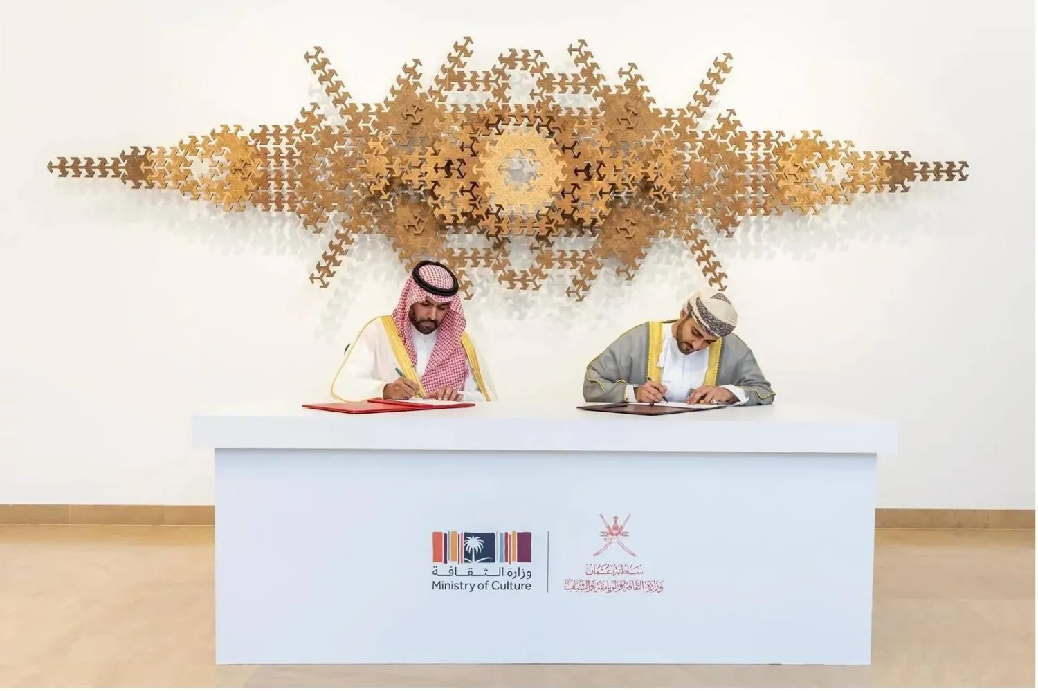 الأمير بدر بن عبد الله بن فرحان وزير الثقافة السعودي، والسيد ذي يزن بن هيثم آل سعيد وزير الثقافة والرياضة والشباب في سلطنة عُمان، يوقّعان مذكرة التفاهم لتعزيز التعاون الثقافي بين البلدين (واس)