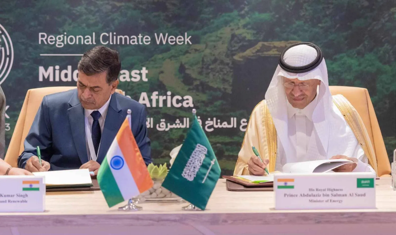 وزير الطاقة السعودي ووزير الكهرباء والطاقة الجديدة والمتجددة الهندي خلال توقيع مذكرة تفاهم بين البلدين (الشرق الأوسط)