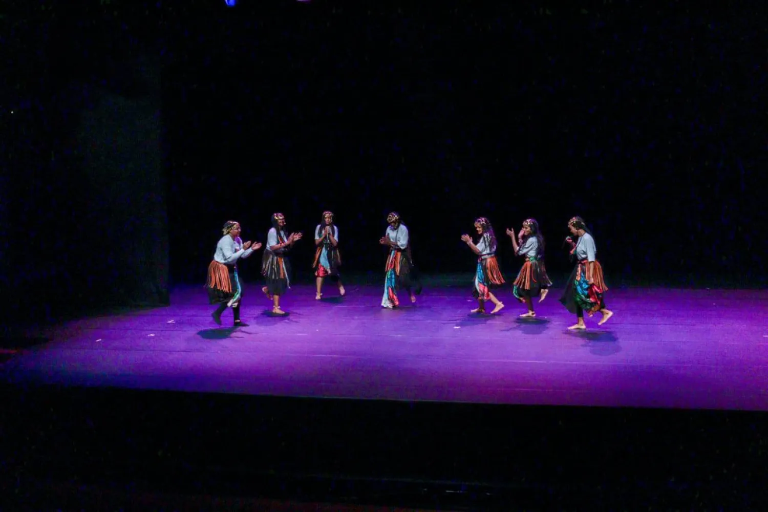 الجزيرة المعزولة تقدم عروضاً ورقصات وأهازيج متنوعة (الفرقة) 