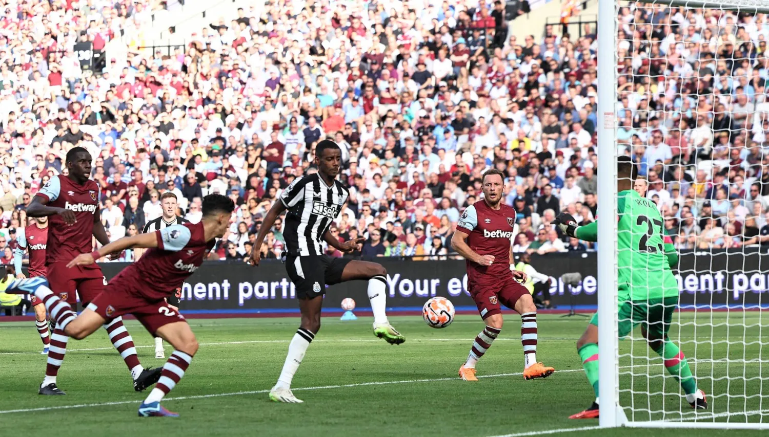 ألكسندر إيساك مهاجم نيوكاسل لدى تسجيله الهدف الثاني في شباك وست هام (أ.ف.ب)