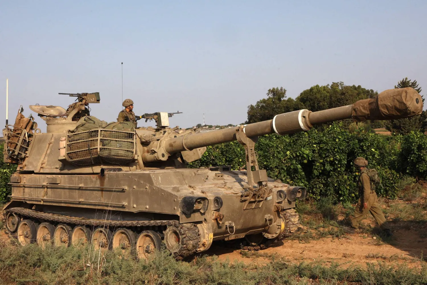 دبابة إسرائيلية قرب مدينة عسقلان اليوم (أ.ف.ب)