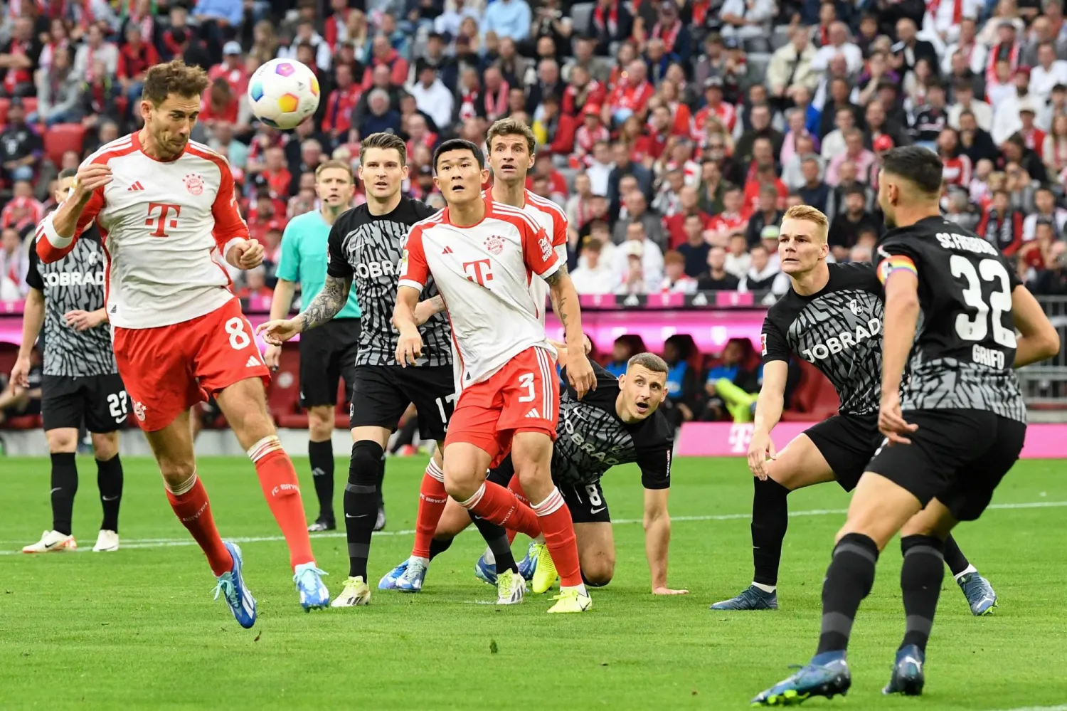 جانب من مواجهة بايرن ميونيخ وفرايبورغ في الدوري الألماني (أ.ف.ب)