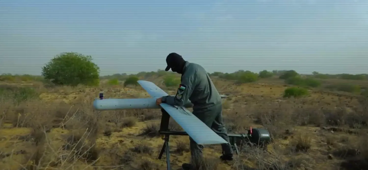 
 
یکی از رزمندگان «گردان های القسام» در حال آماده کردن پهپاد انتحاری (ویدیوی گردان های القسام)