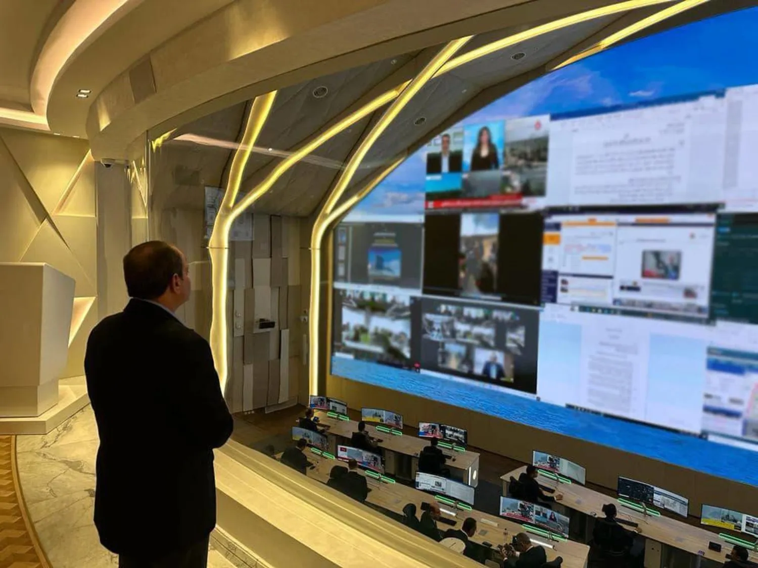 Mısır Cumhurbaşkanı Gazze Şeridi’ndeki krizi Stratejik Kriz Yönetim Merkezi’nden takip ederken (Mısır Cumhurbaşkanlığı)