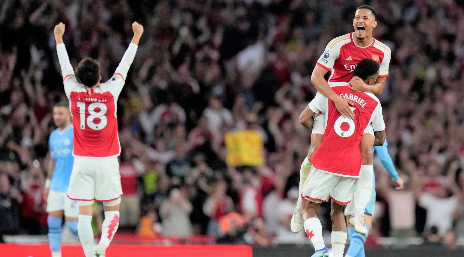 ويليام صليبا وجابرييل لاعبا آرسنال يحتفلان بالفوز على مانشستر سيتي (أ.ب) 