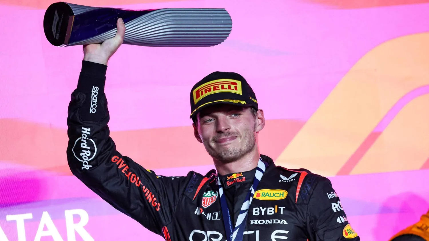 الهولندي فرستابن بطل العالم لسباقات «فورمولا 1» يحتفل بتحقيق جائزة قطر الكبرى (أ.ف.ب)