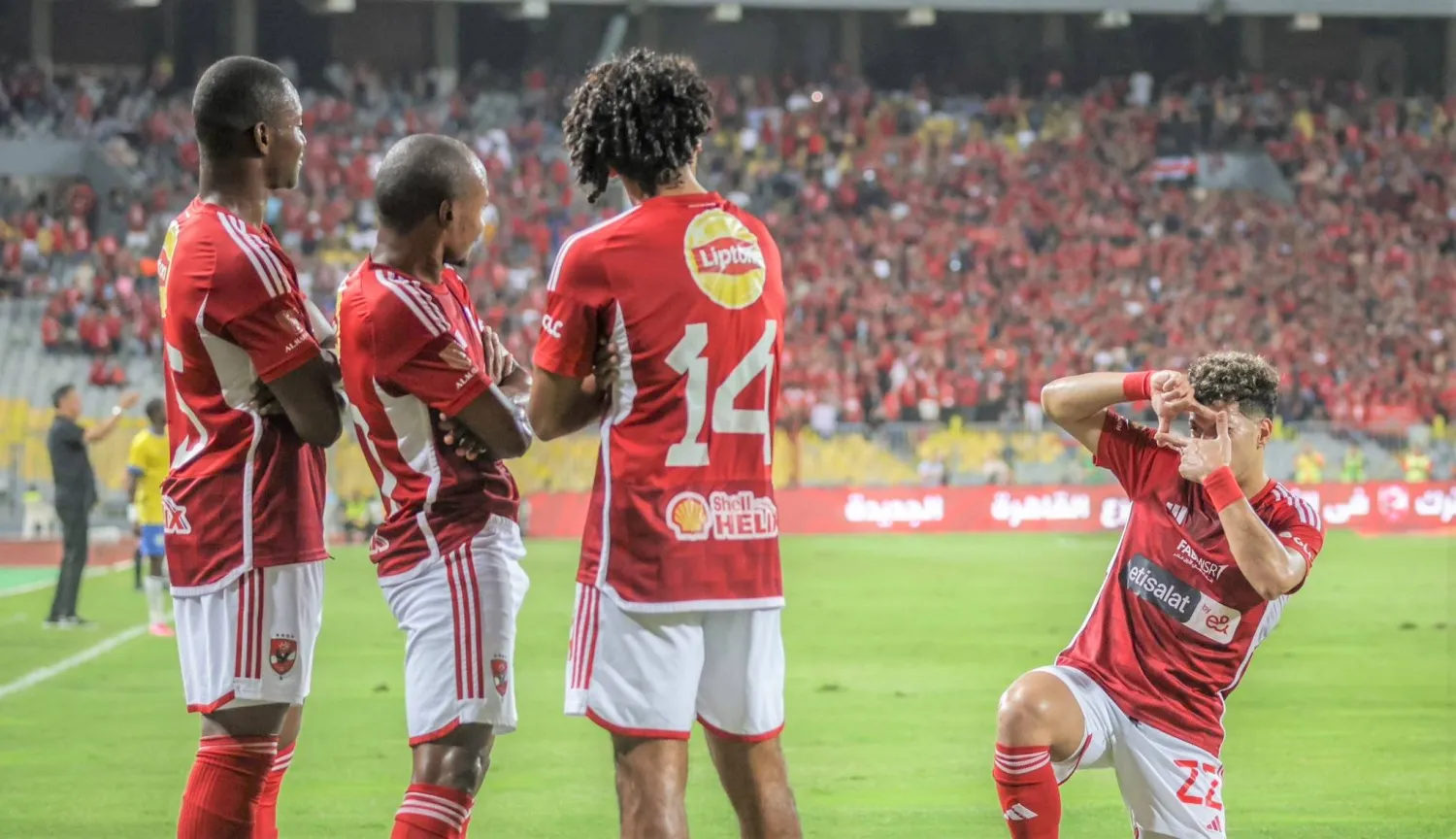 لاعبو الأهلي المصري يحتفلون بهدف بيرسي تاو في شباك الإسماعيلي (النادي الأهلي)