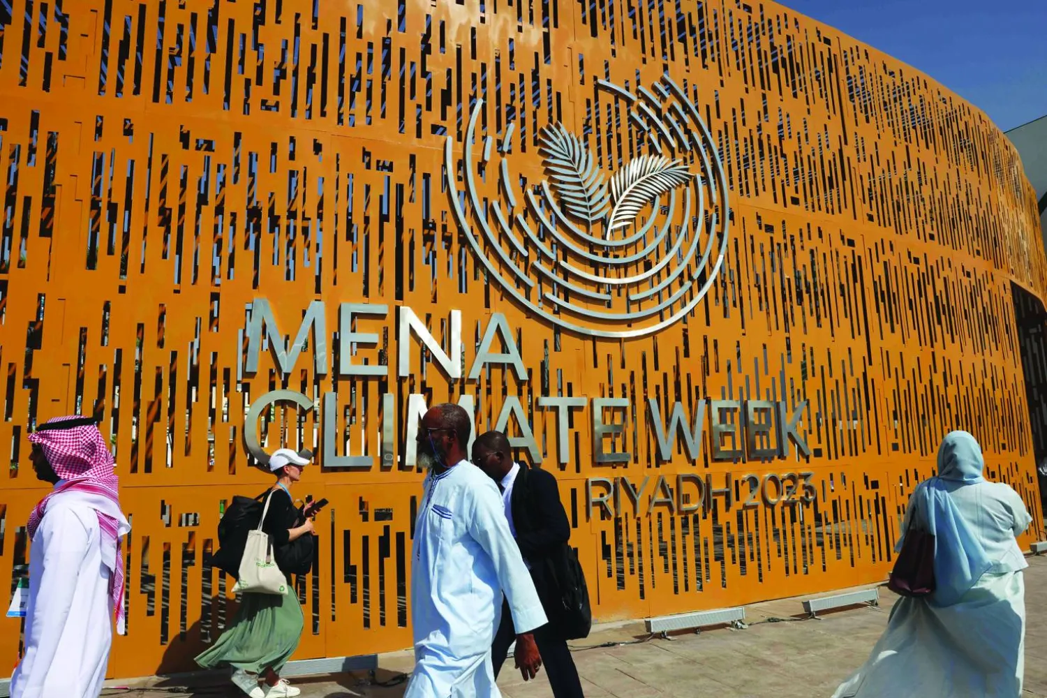 مجموعة من الجمهور في طريقهم لحضور الجلسة الافتتاحية لأسبوع المناخ المنعقد في العاصمة السعودية الرياض (أ.ف.ب)