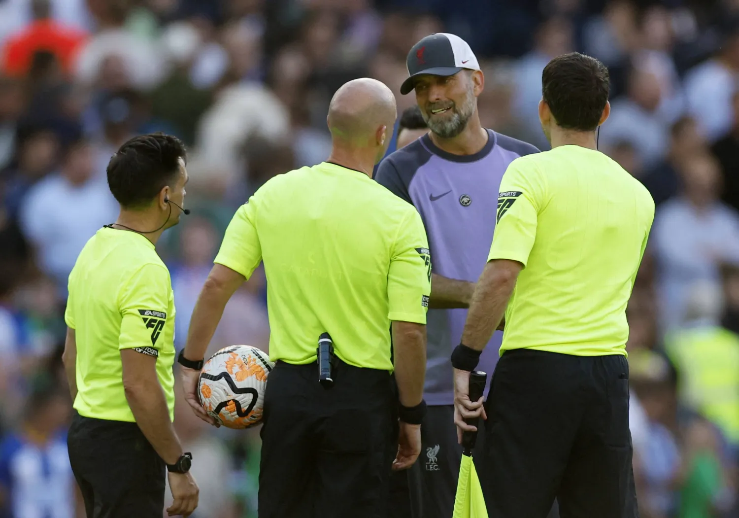 كلوب حاول تهدئة مدرب «برايتون» بعد مشادّة مع الحكام (رويترز)