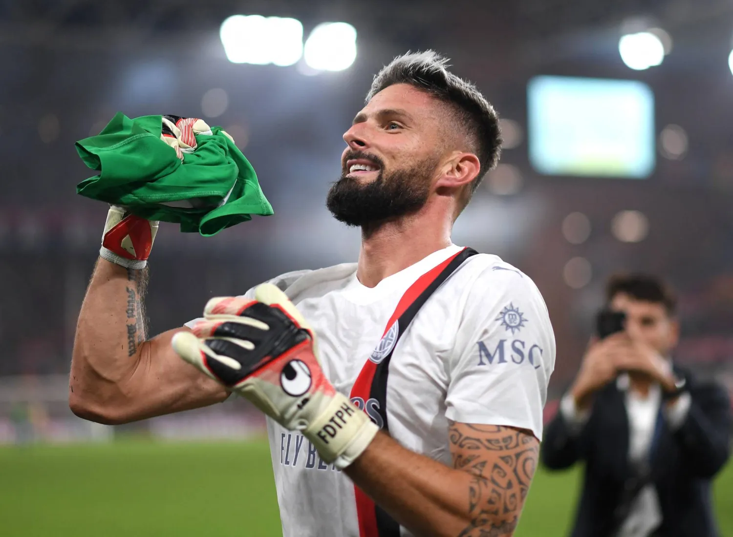 أوليفييه جيرو أصبح جزءاً من تاريخ «ميلان» بالدفاع ببسالة عن المرمى في الدقائق الأخيرة (رويترز)