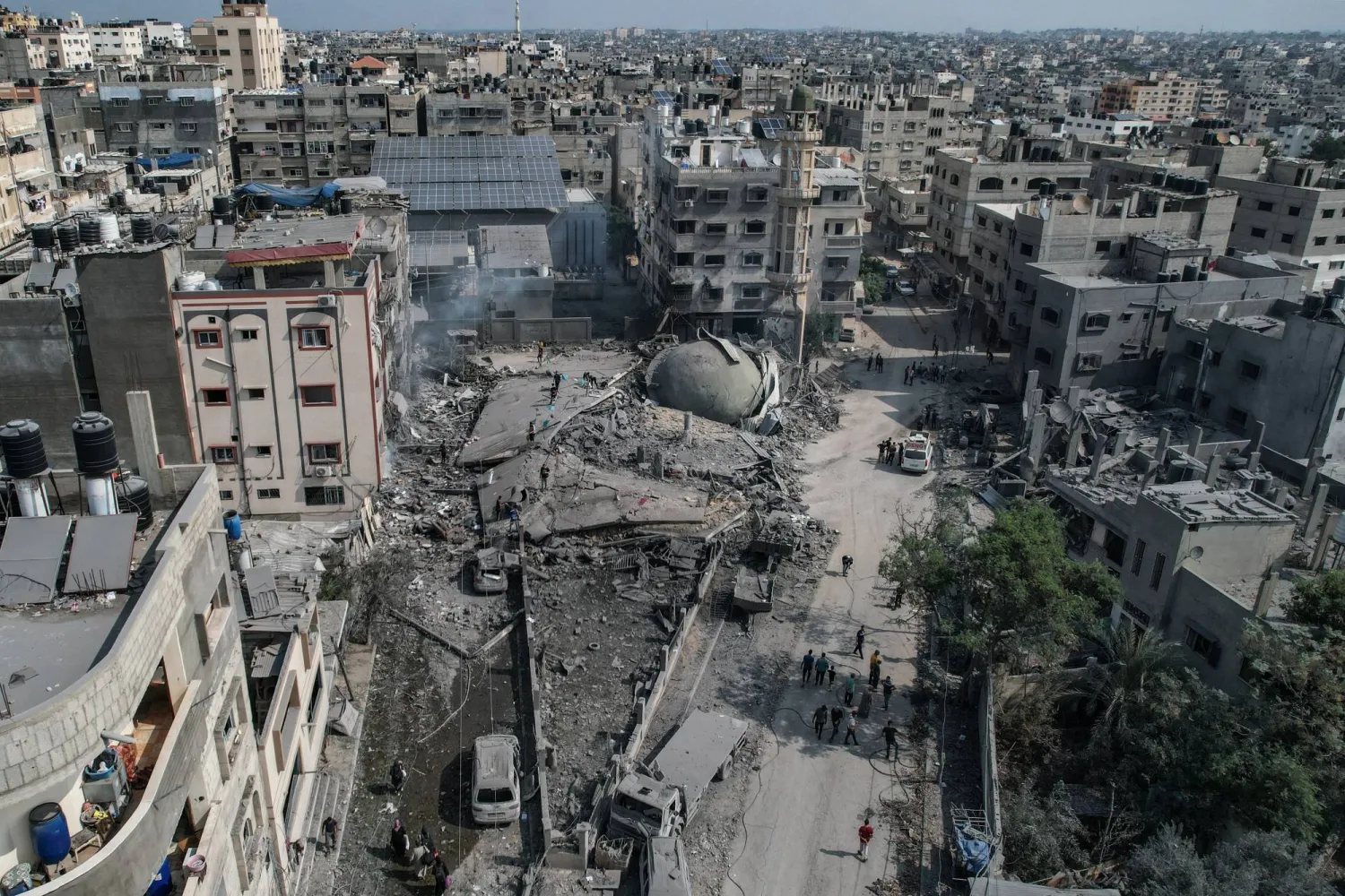 مشهد من أعلى لمسجد أحمد ياسين بعد تدميره إثر ضربة صاروخية إسرائيلية على قطاع غزة (د.ب.أ)