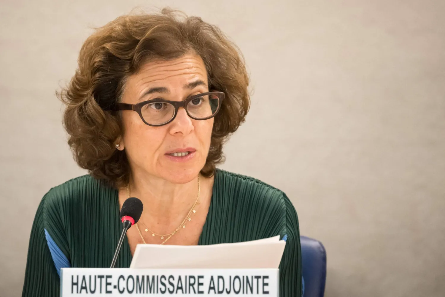 نائبة المفوض السامي لحقوق الإنسان ندى الناشف تلقي كلمتها أمام مجلس حقوق الإنسان التابع للأمم المتحدة في جنيف الاثنين (أ.ف.ب)