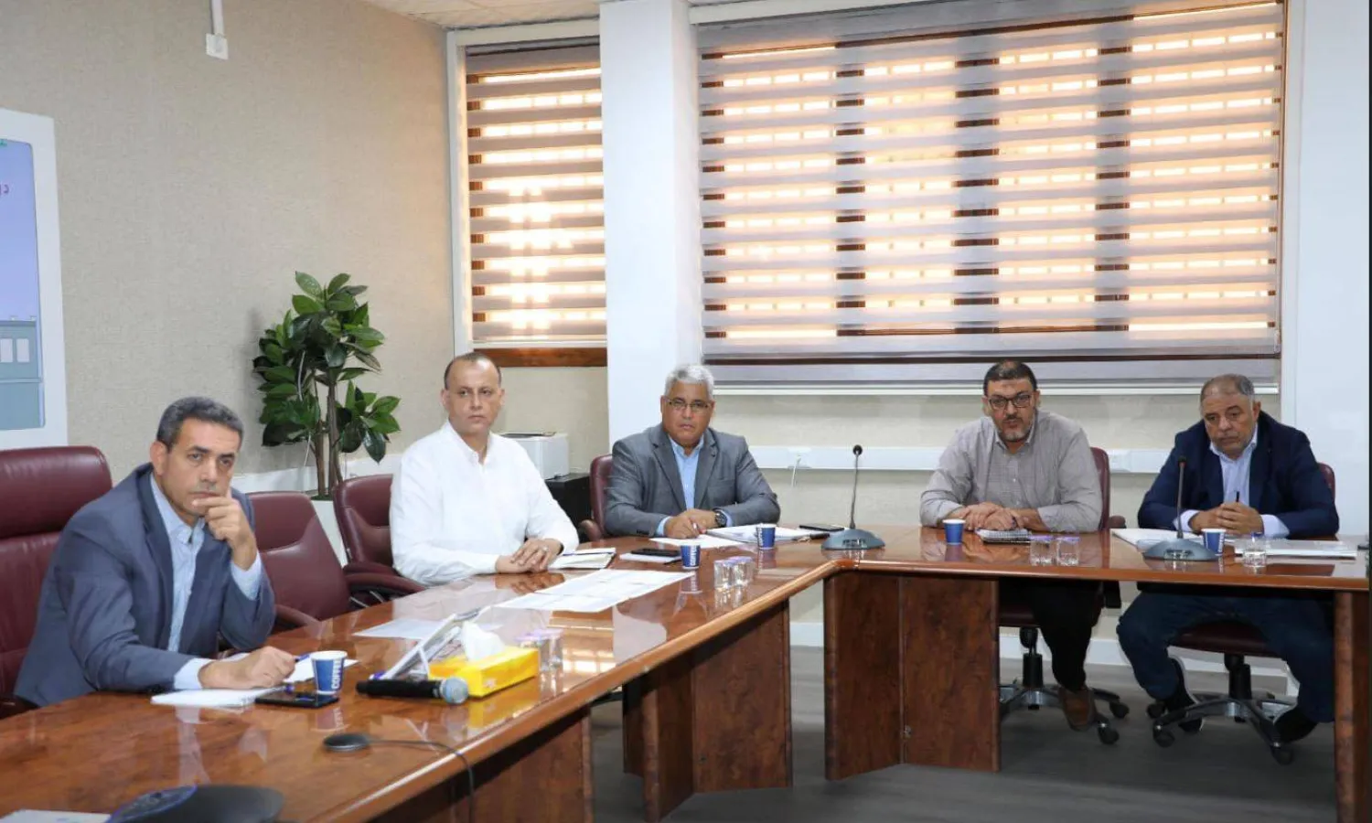 اجتماع للمفوضية العليا للانتخابات في ليبيا بطرابلس برئاسة السائح (يسار) - (المفوضية)