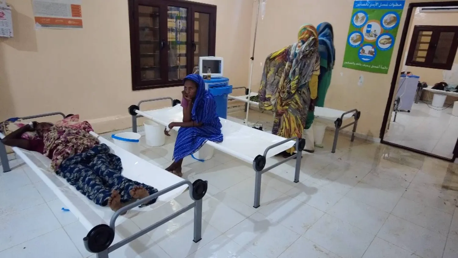 سودانيون في أحد مستشفيات مدينة القضارف (السبت) الماضي يتلقون العلاج (وكالة أنباء العالم العربي)