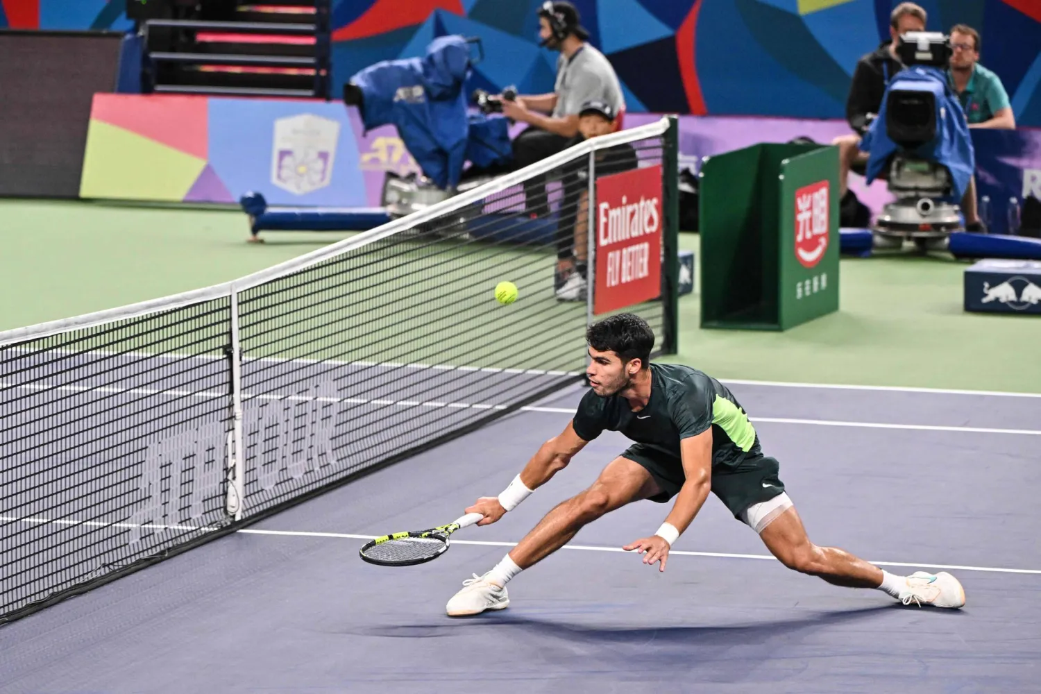 ألكاراس أثناء مواجهته دان إيفانز في بطولة شنغهاي لتنس الأساتذة الرجال (أ.ف.ب)