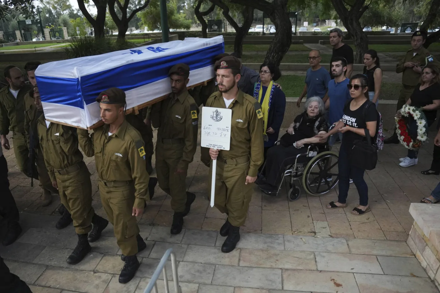 جنود إسرائيليون يحملون نعش جندي قتل على يد مسلحي «حماس» باتجاه المقبرة العسكرية بتل أبيب الاثنين (أ.ب)