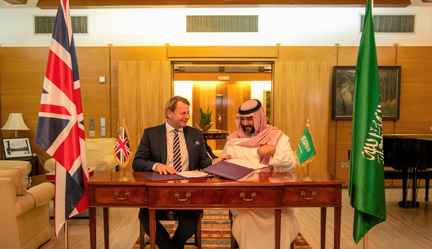 الأمير فيصل بن بندر ونيل كرومبتون خلال توقيع مذكرة التعاون (الشرق الأوسط)