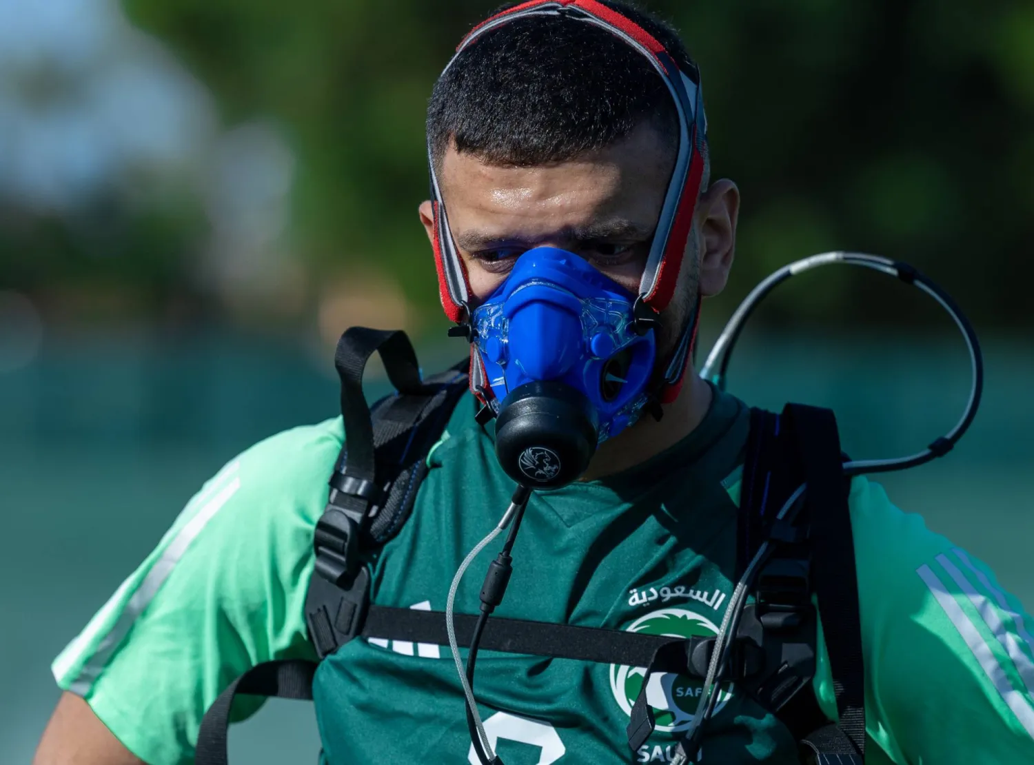 المالكي مرتديا جهاز قياس الأداء في تدريبات الأخضر بمعسكره الخارجي (الشرق الأوسط)