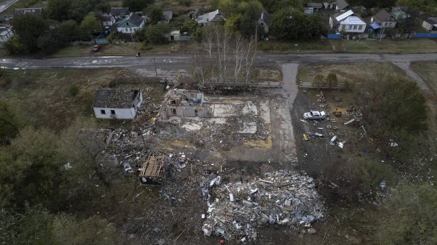 لقطة جوية تُظهر مقهى مدمرا بعد هجوم روسي على قرية قرب خاركيف بأوكرانيا (أ.ب)