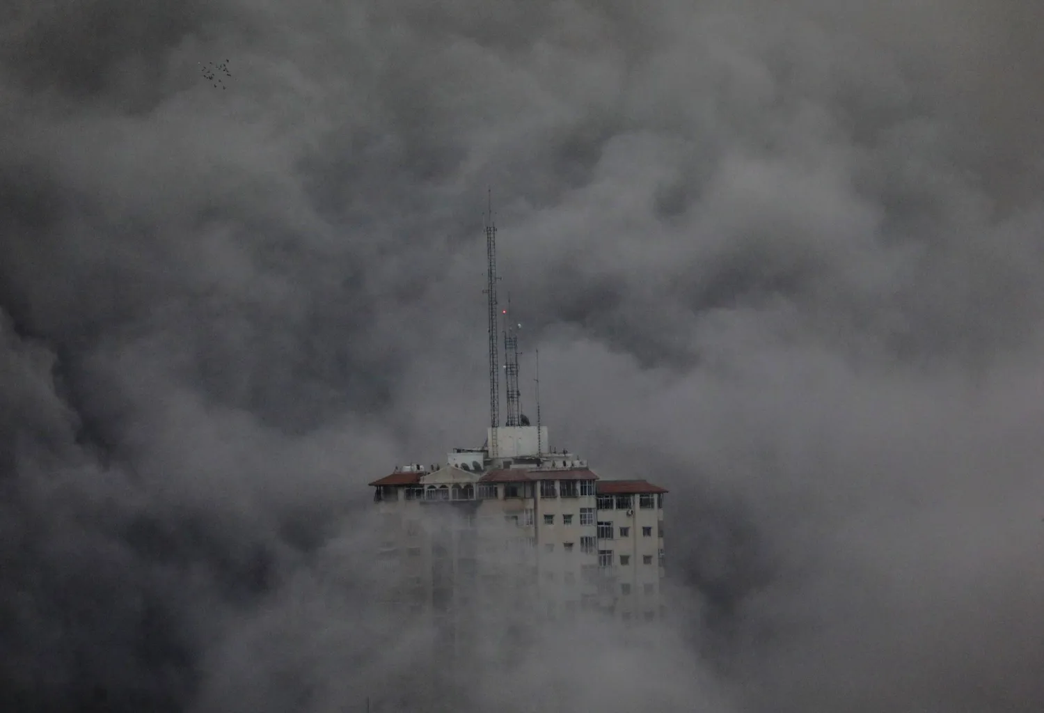 دخان يتصاعد بعد غارة جوية إسرائيلية على مدينة غزة (إ.ب.أ)