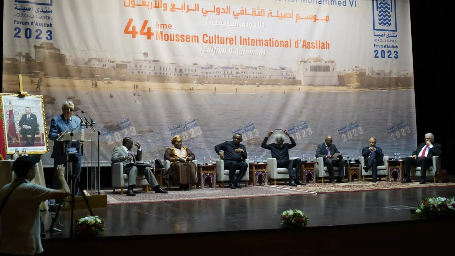 مشاركون في الجلسة الافتتاحية لندوة «منتدى أصيلة» الـ44 الثانية حول موضوع «أفريقيا والغرب: الموروث والمأمول» (الشرق الأوسط)