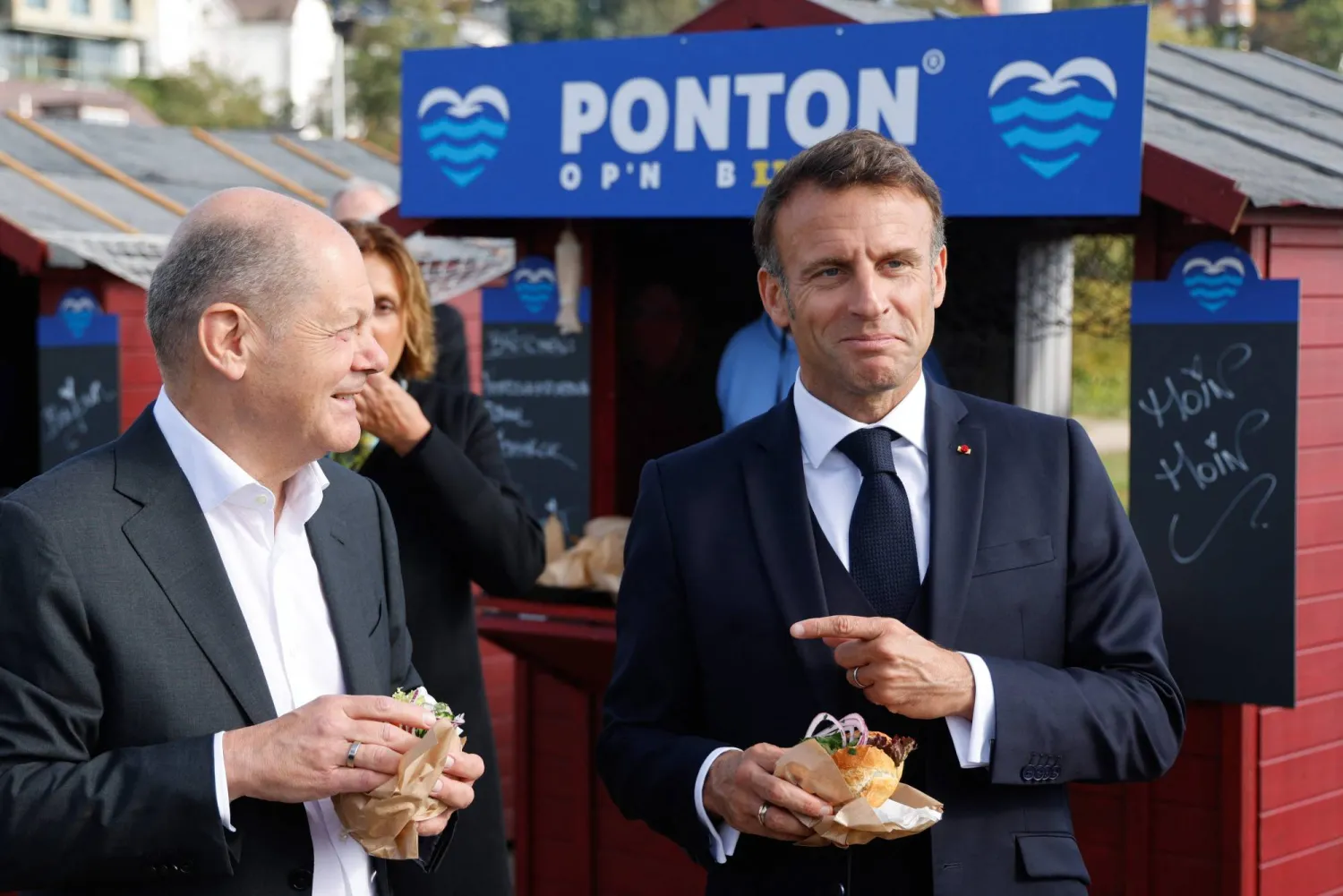 المستشار الألماني أولاف شولتز والرئيس الفرنسي إيمانويل ماكرون خلال جولة على نهر إلبه في هامبورغ (أ.ف.ب)