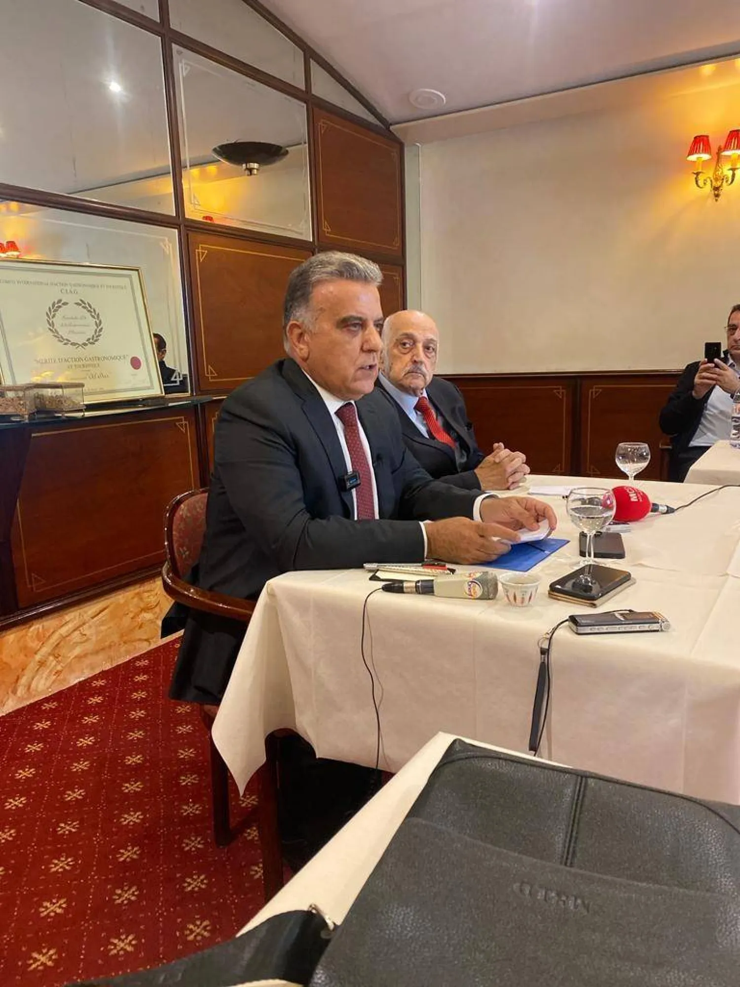 اللواء عباس إبراهيم خلال حواره مع الصحافيين (الشرق الأوسط)