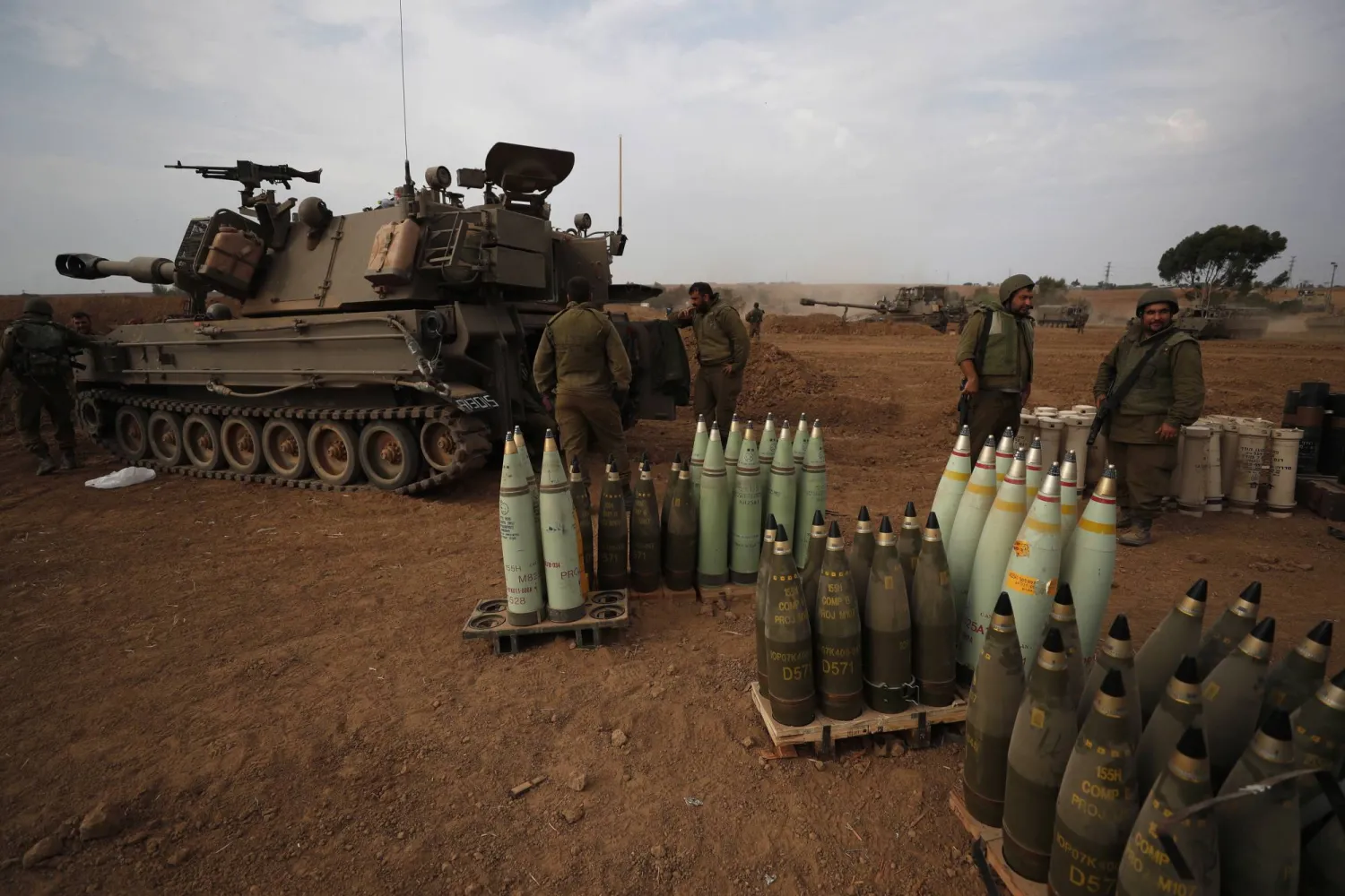 وحدة مدفعية إسرائيلية في منطقة على طول الحدود مع غزة الاثنين (إ.ب.أ)