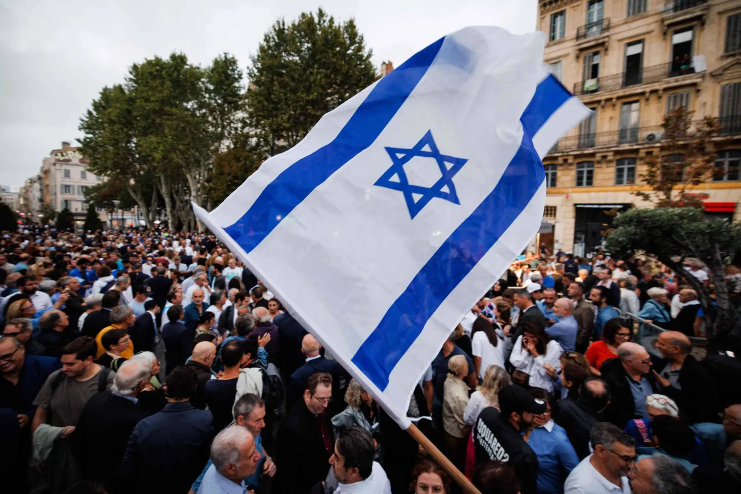متظاهرون يلوّحون بالعلم الإسرائيلي خلال مسيرة لدعم إسرائيل في مارسيليا بجنوب فرنسا في 9 أكتوبر 2023 (أ.ف.ب)