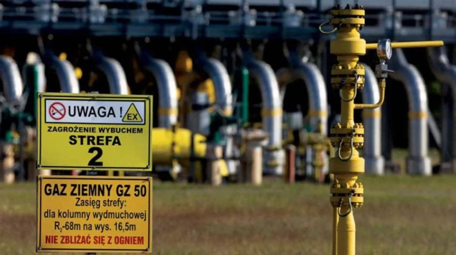 محطة غاز في بولندا مع لافتتين تحذران من الاقتراب منها (رويترز)