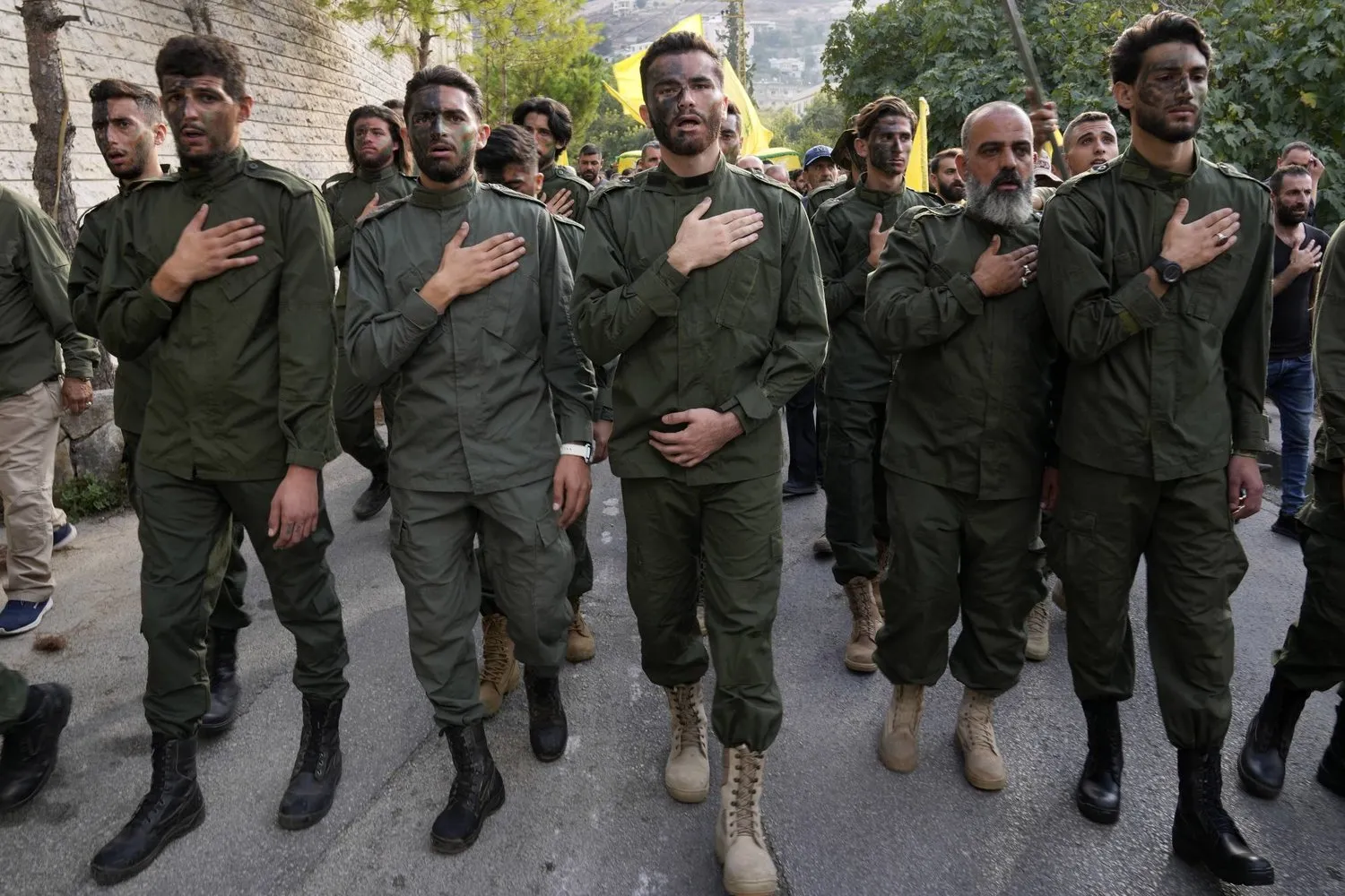 Hizbullah üyeleri Pazartesi günü yaşanan çatışmalarda öldürülen iki parti üyesinin cenaze töreni sırasında (AP)