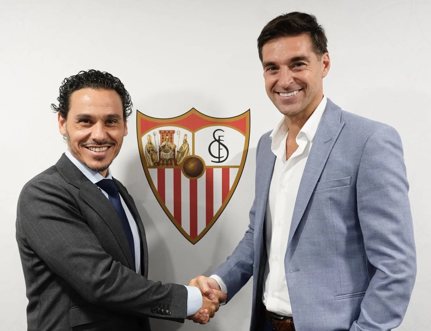 المدرب دييغو ألونسو خلال توقيعه مع نادي إشبيلية الإسباني (الشرق الأوسط)