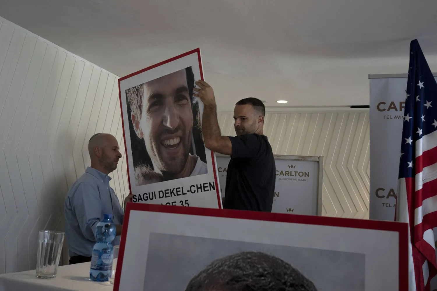 منظمو مؤتمر صحافي في تل أبيب (الثلاثاء) يعدون لافتات للأميركيين الإسرائيليين المفقودين منذ هجوم مفاجئ لـ«حماس» السبت (أ.ب)