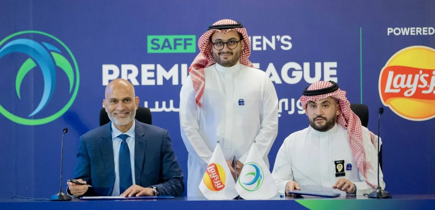 جانب من توقيع عقد الشراكة بين الاتحاد السعودي وشركة «ليز» (الشرق الأوسط)