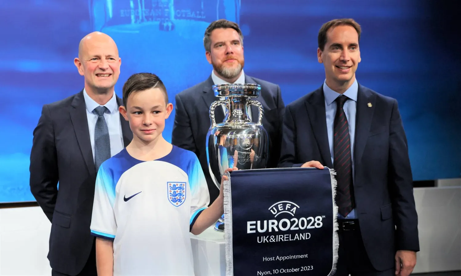 بولينغهام ونائب الرئيس التنفيذي للاتحاد الإنجليزي مارك بوروز يقفان مع الكأس بعد إعلان الاستضافة (رويترز)