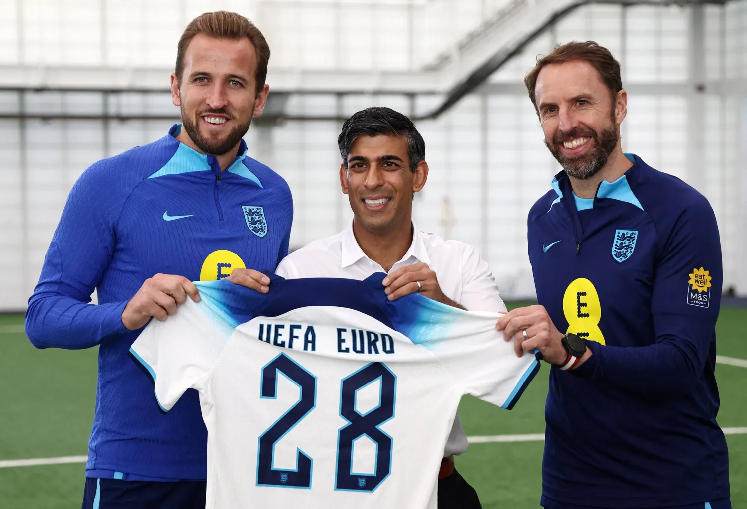 ريشي سوناك يتوسط المهاجم الإنجليزي هاري كين والمدرب غاريث ساوثغيت (رويترز)