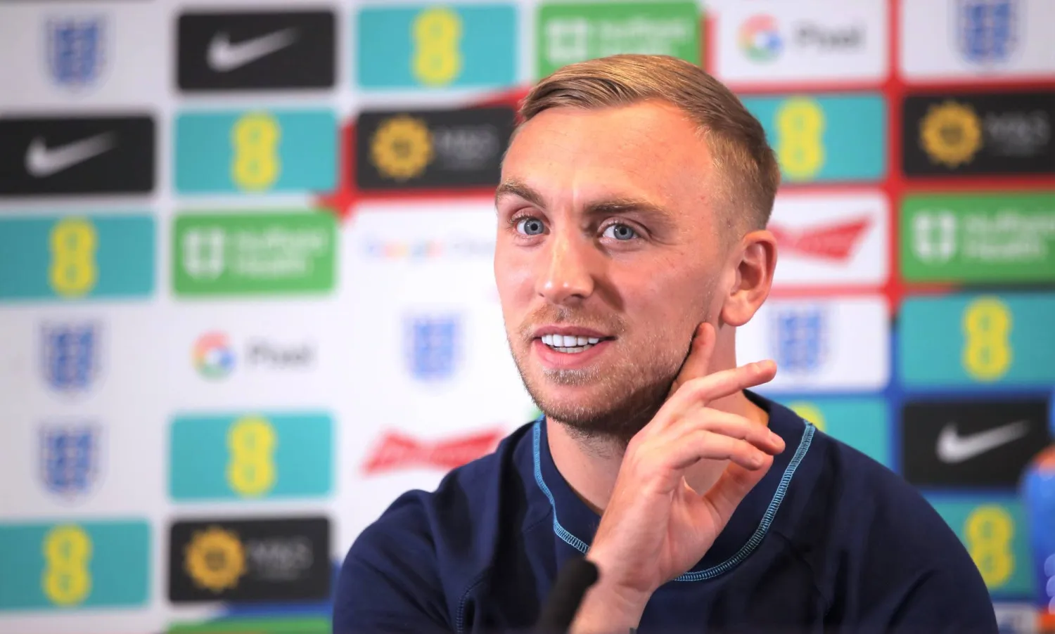 جارود بوين مهاجم وست هام يونايتد خلال مؤتمر صحافي (د.ب.أ)