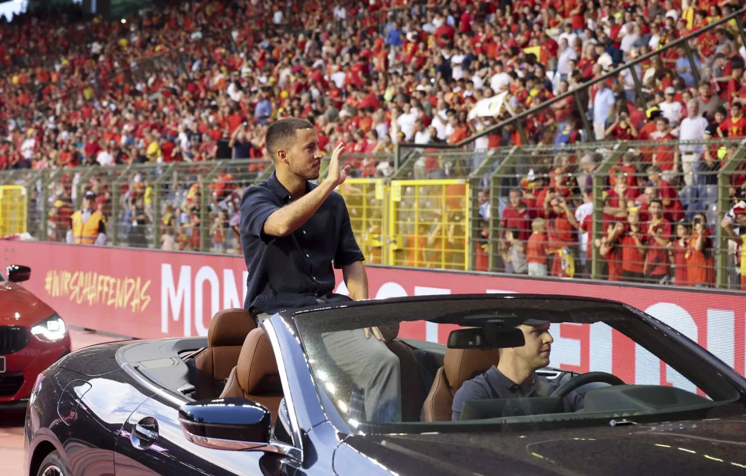 هازار يودع جماهير منتخب بلاده قبل ان يقرر الاعتزال نهائيا (غيتي)