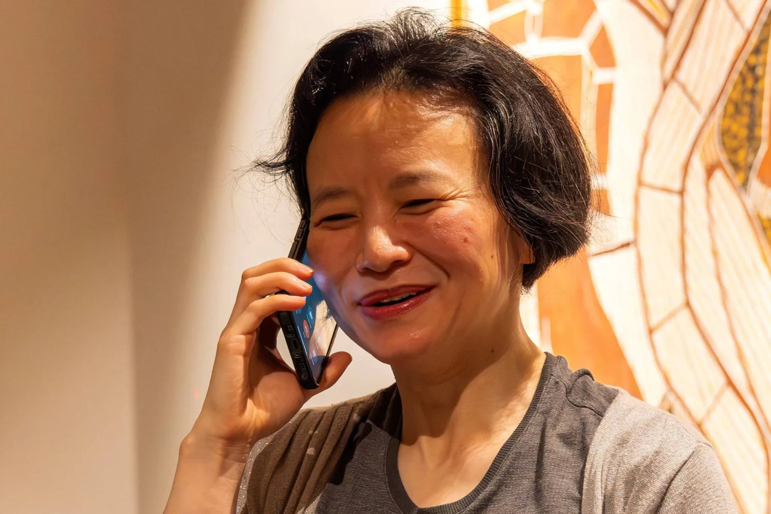 الصحافية الأسترالية تشينغ لي تتحدث عبر الهاتف بعد وصولها إلى مطار ملبورن (أ.ف.ب)