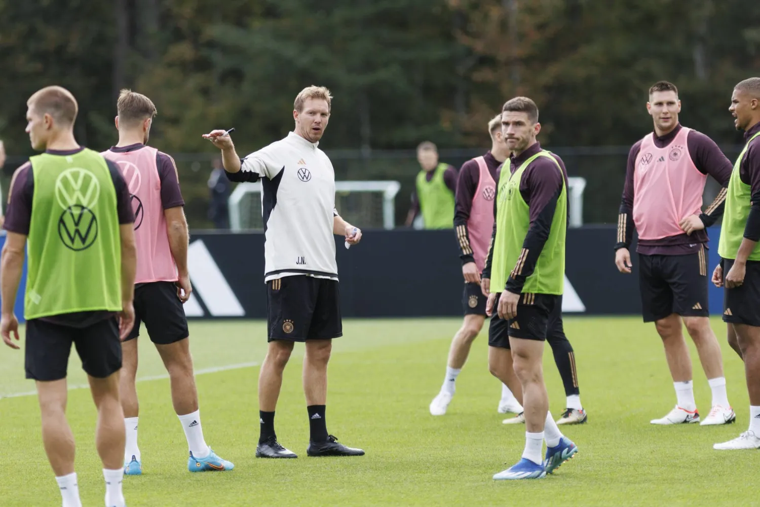 ناغلسمان خلال تدريبات ألمانيا الثلاثاء (إ.ب.أ)