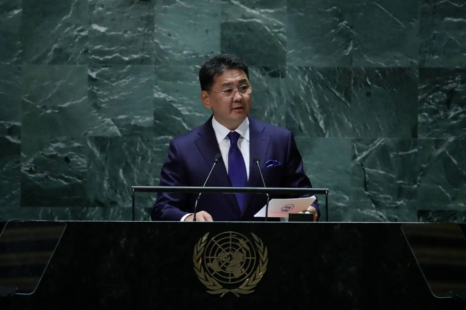 الرئيس المنغولي متحدثا للجمعية العامة للأمم المتحدة في 10 أكتوبر (أ.ف.ب)