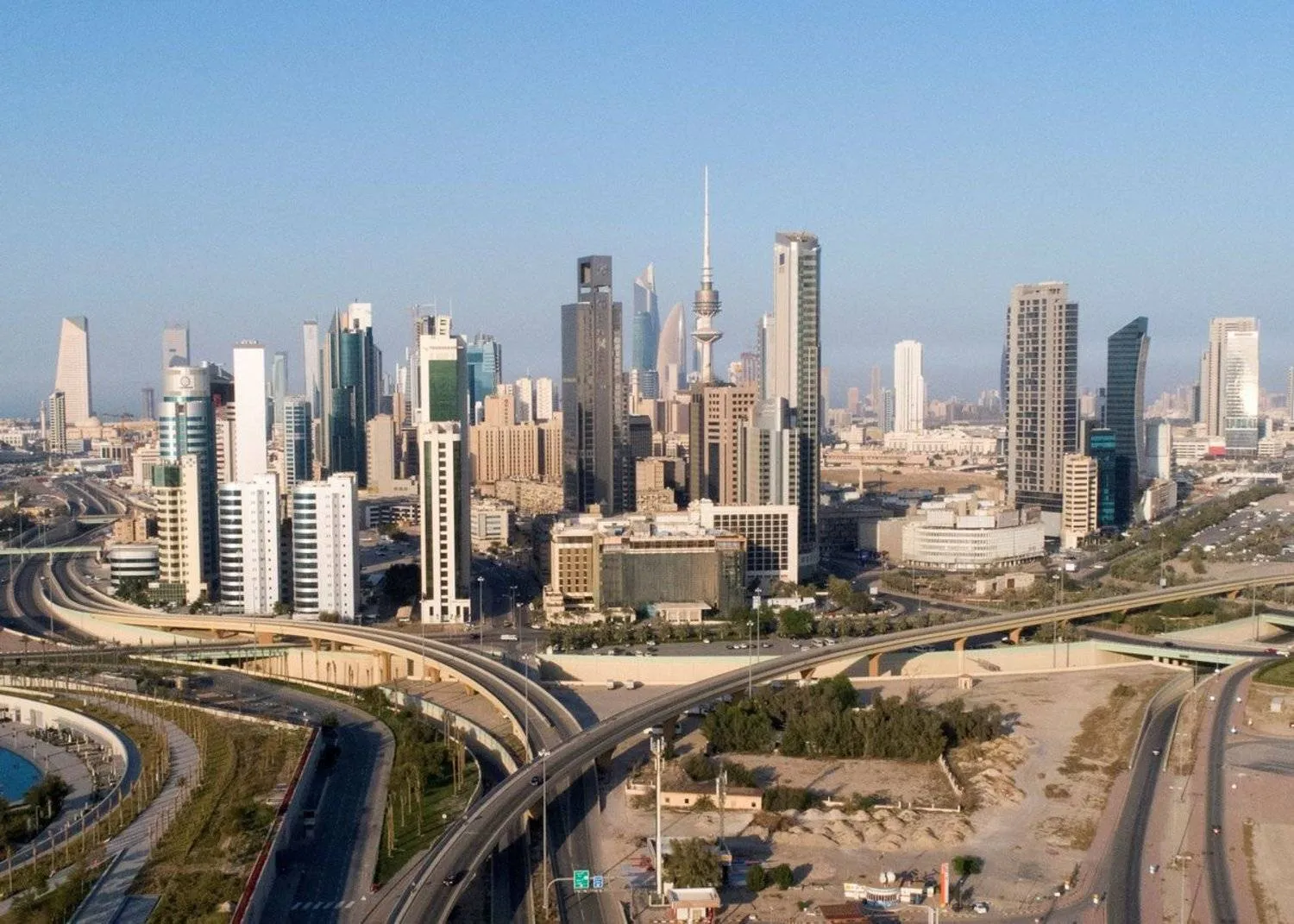 منظر جوي يُظهر حركة مرور قليلة على طرق مدينة الكويت بعد أن دخلت البلاد في حالة إغلاق افتراضي، في أعقاب تفشي فيروس كورونا، بمدينة الكويت، الكويت (رويترز)