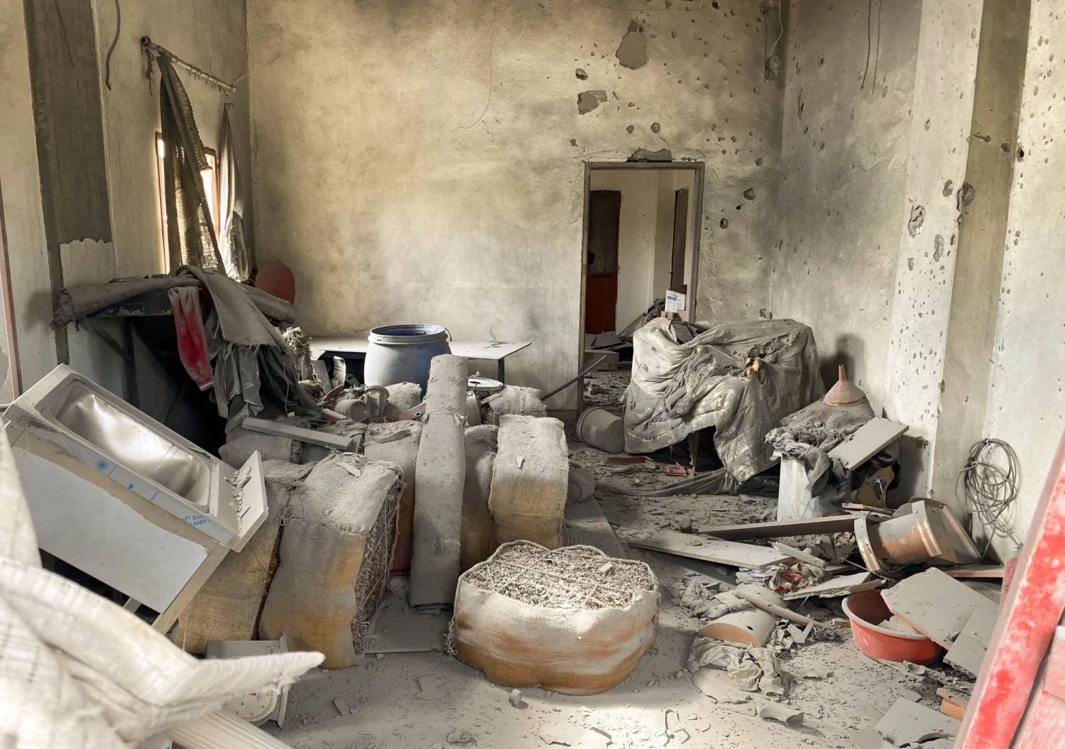 صورة تُظهر الأضرار الناجمة عن القصف الإسرائيلي في قرية الضهيرة (رويترز)