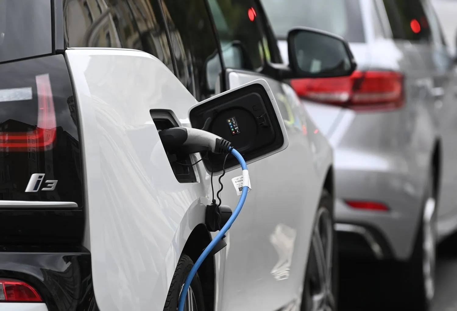 Huawei otomobiller için 3 süper şarj istasyonu kuruyor.