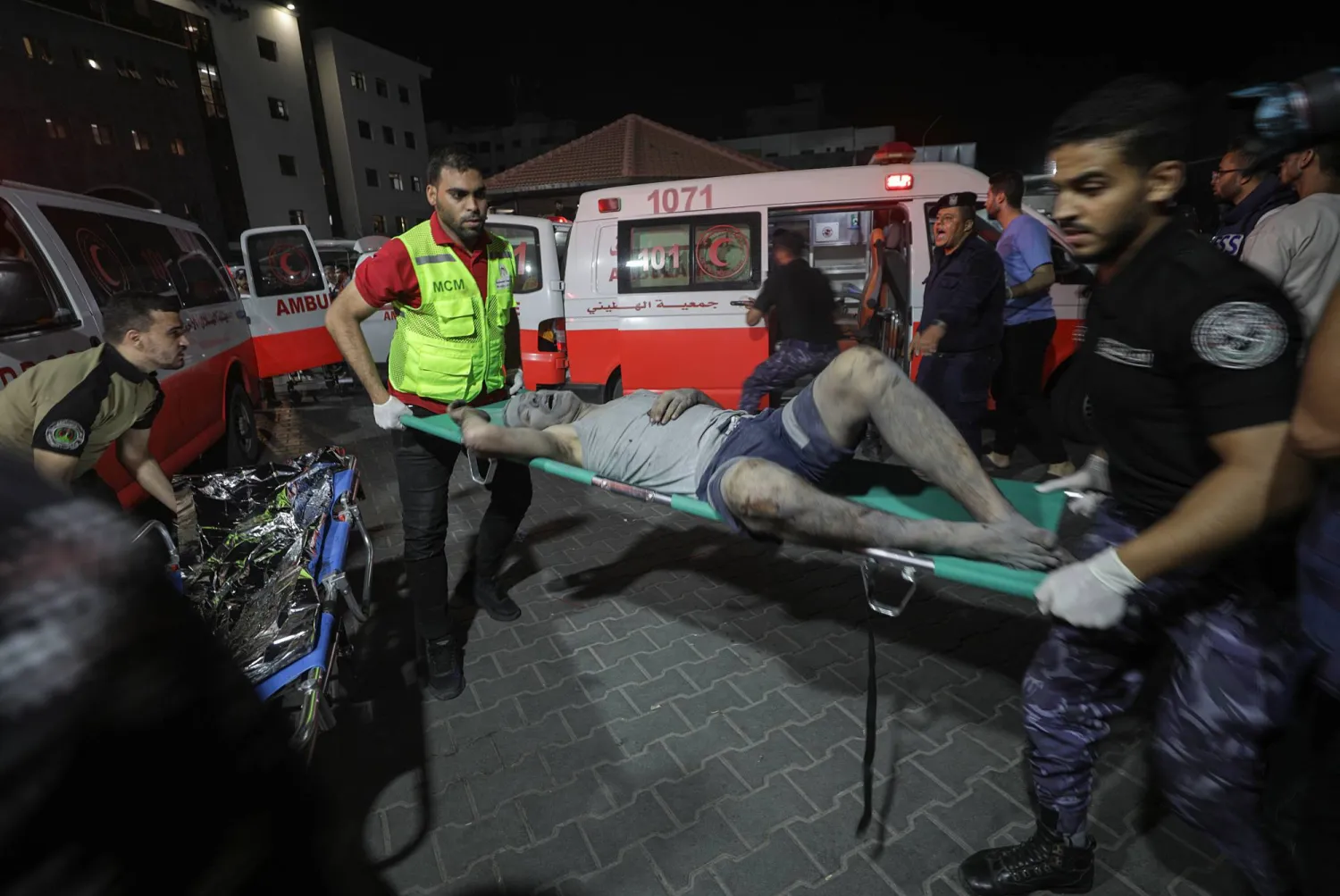 مسعفون ينقلون مصاباً في قطاع غزة (إ.ب.أ)