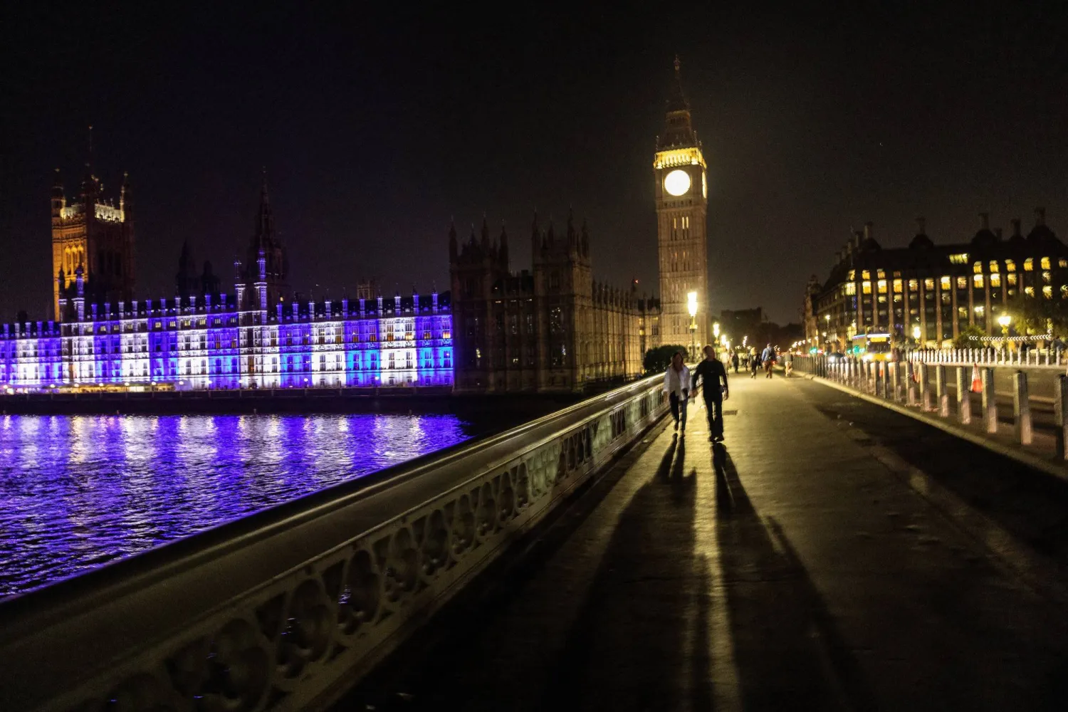 ألوان عَلم إسرائيل مضاءة أمام البرلمان البريطاني في لندن (رويترز)