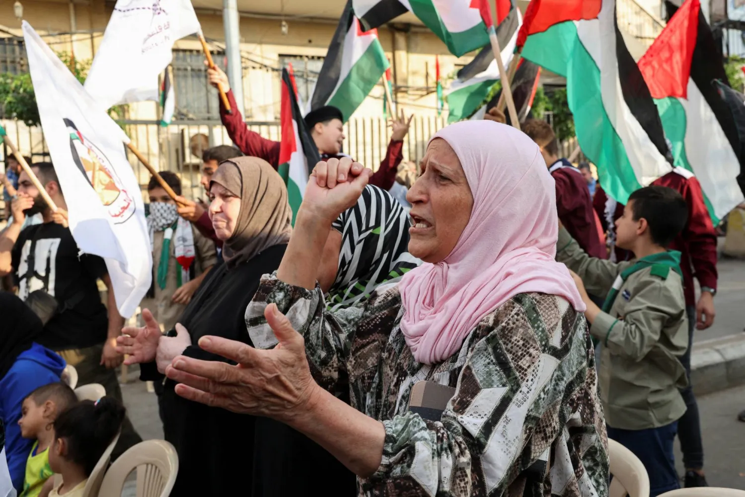مسيرة في مخيم برج البراجنة في بيروت دعماً للفلسطينيين في غزة (رويترز)