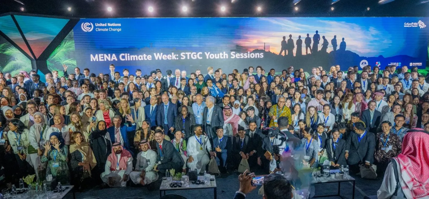 صورة للشباب المشاركين في «أسبوع المناخ» بالرياض (الشرق الأوسط)