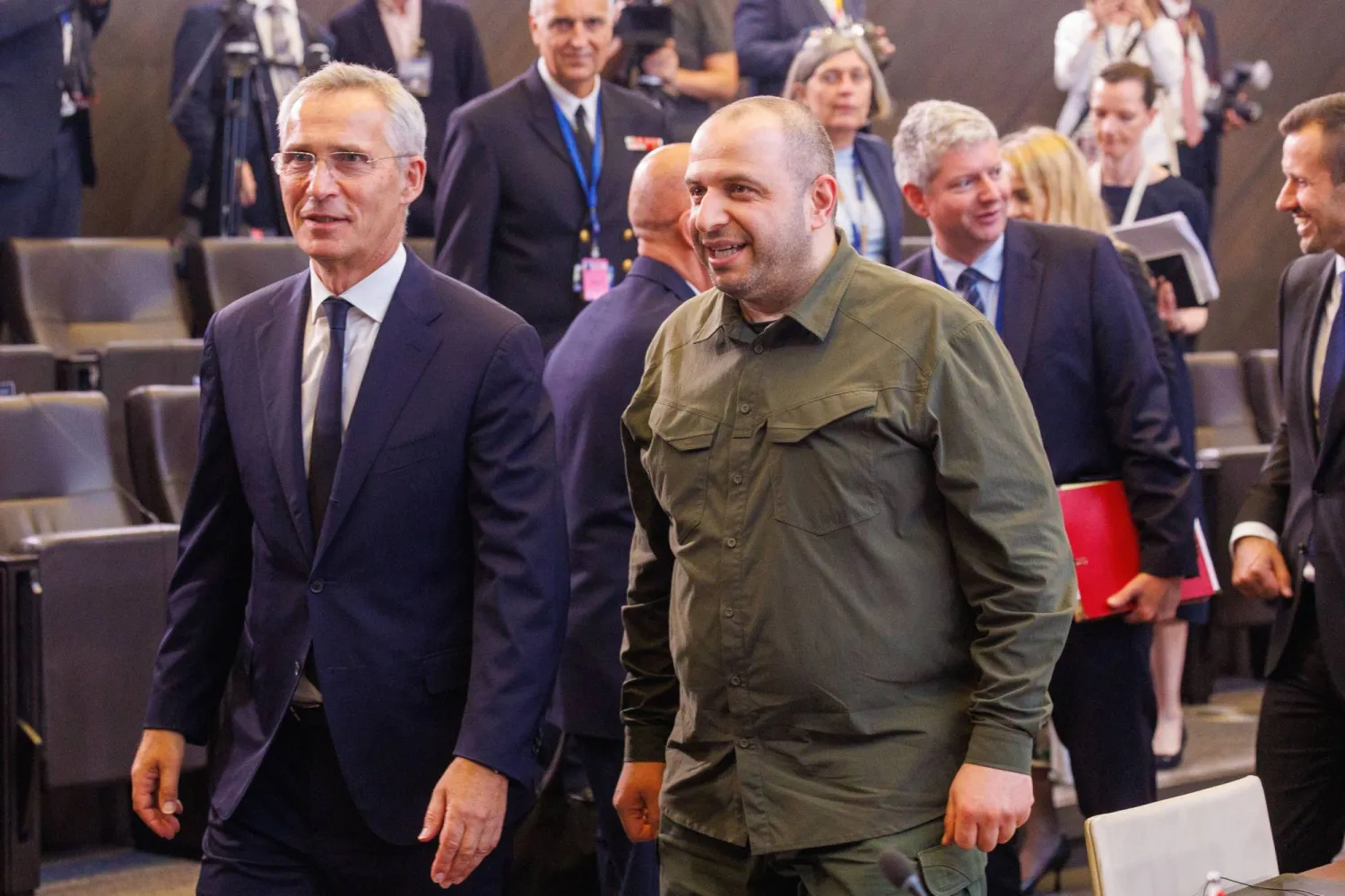 وزير الدفاع الأوكراني مع أمين عام الناتو (إ.ب.أ)